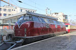 Die als V 200122 in alter Farbgebung bezeichnete Diesellok der Vulkan Eifel Bahn VEB stand am 8.3.2026 auf dem kurzen Abstellgleis neben Gleis 1 im westlichen Teil des HBF Köln. Dahinter befand sich die Rheingold Lok 101001-6 der DB.