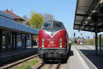 221 106-8 schiebt ihre mit Altschotter beladenen Res in Landau in Position, damit diese entladen werden können.