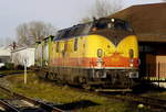 221 147 der Bentheimer Eisenbahn (D 20) fährt, von Coeworden kommend, in Neuenhaus ein (10.12.19).
