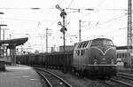 Hp 2 für 221 129 mit Kokszug nach Emden (Rheine 6.8.1979).