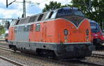 Bahnlogistik24 GmbH, Dresden mit ihrer  221.134  (NVR:  92 80 1221 134-0 D-BLC )  am 12.09.22 Durchfahrt Bahnhof Golm.