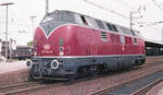 DB 221 144-9 am Gleis 3 in Emmerich, für Sonderzug vorgesehen, am 02.06.1983. Scanbild 93100, Kodacolor400.