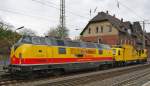 Das Highlight am 06.11.2009 in Eichenberg war die 221 147-2 der Bentheimer Eisenbahn mit einem nagelneuen Baufahrzeug am Haken in Fahrtrichung Kassel.