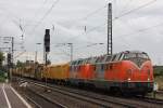 RTS 221 134+221 105 am 18.8.13 mit einem langen Bauzug auf dem Weg nach Emmerich in Duisburg-Bissingheim.