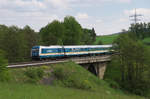 Bergab aus dem Fichtelgebirge ins Tal der Saale. 223 070 mit Alex München - Hof rollt hinab ins Tal der Saale. Bei Fattigau hat man von einem Standort den Blick auf zwei Bahnstrecken, Bamberg - Hof und Weiden - Oberkotzau. Zwischen Fattigau und Oberkotzau laufen die Strecken parallel, um sich dann in Oberkotzau zu vereinen. Der Alex überquert hier gerade das Flüßchen Lamitz, das nach einigen hundert Metern in die (sächsische) Saale mündet. Bahnstrecke 5050 Weiden - Oberkotzau am 23.05.2017 