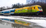 Am ersten Tag meiner Pfützen-Serie lag noch Schnee in Oberkotzau. Hier ein näherer Blick auf die ER 20-13 mit  der auffälligen Werbefolie am 24.01.2018.