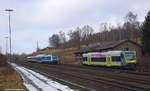 Wettrennen in Oberkotzau am 16.02.2018 : Dank des Gleiswechselbetriebs können hier auch zwei Züge in gleicher Richtung fahren. So gesehen hier kurz vor Oberkotzau, noch hat Agilis Richtung Selb die Nase vorn. Dann hiess es abbiegen auf die Nebenstrecke und der Alex konnte grade aus weiter Richtung Marktredwitz...