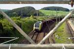 Blick auf den Stahlzug des Stahlwerks Thüringen kurz vor der Saaleüberquerung in Hof Unterkotzau am 28.04.2013. Durch das Gerüst einer Baustelle auf der kleinen Brücke über die Bahn konnte ich den Zug bei der Fahrt durch die Kurve ablichten. Zuglok damals die gelbe 223 aus dem Mietpark...