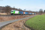 ER20 - 01 (223 102-5) der SETG mit dem Containerzug Wiesau-Hamburg bei Lengenfeld, 25.02.2017