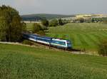 Die 223 063 mit einem ALX nach München am 29.04.2018 unterwegs bei Chotiměř.