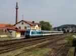 Die 223 063 mit einem ALX nach München am 29.04.2018 bei der Einfahrt in Staňkov.