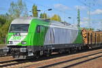 SETG - Salzburger Eisenbahn Transport Logistik GmbH mit  ER20-03   [NVR:  92 80 1223 103-3 D-SETG ] mit einem Ganzzug Drehgestell-Flachwagen mit Stammholz beladen Richtung Stendal am 04.09.18 Bf. Flughafen Berlin-Schönefeld.