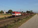 Die 223 032 mit einem leeren Holzzug am 05.10.2018 unterwegs bei Amselfing.