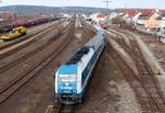 223 068 schiebt ihren Zug Richtung Bahnsteigg, Schwandorf am 24.02.2019