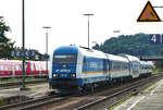 17. Juli 2017, Lok 223 061 fährt mit einem Zug der ALEX nach Hof in den Bahnhof Schwandorf ein.