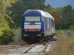 223 001 (ER20-001) 'Beacon-Lackierung' am 08.10.20 mit ALX nach Oberstdorf bei der Ausfahrt aus Sonthofen.