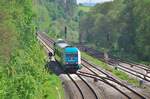 Im Keilbahnhof Oberkotzau laufen die Strecken 5100 Bamberg - Hof / 5050 Weiden - Oberkotzau und 5027 Cheb (Eger) - Selb Plößberg - Oberkotzau zusammen.
223 064 rollt mit dem ALEX München - Hof die Höhen des Fichtelgebirges ins Tal der (sächsischen) Saale hinab.
Von Rechts nähert sich die Strecke aus Bamberg dem Bahnknoten Oberkotzau.
20.05.2022