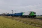 SETG 223 102-5 verlässt mit einem Hackschnitzelzug den Bahnhof Möttingen in Richtung Donauwörth.