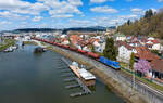 223 031 mit einem Düngerzug am 03.04.2023 bei Deggendorf.