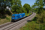 223 031 von  EVB  mit einem leeren Autozug am 28. Mai 2023 bei Reuth bei Erbendorf.