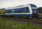 Am 27.05.2024 wartet die Siemens Vectron 223 144 IntEgro auf die Beladung des Holzzuges an den Ladegleisen im Bahnhof Arnsberg.
