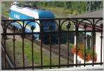 Bahnbilder-Treffen Lindau. Wir waren im wahrsten Sinne des Wortes Zaungste. 223 063 passiert soeben das mit Geranien geschmckte Stellwerk. (30.08.2008)