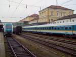 Die 223 071 am 09.12.2008 mit dem ALEX nach Hof auf Gleis 3 in Regensburg Hbf, auf Gleis 1 steht der ALEX nach Mnchen.