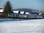 Ich hoffte auf eine Bodenseeumrundung bei sonnigem Wetter. Doch rund ums Schwbische Meer lag dicker Hochnebel. Dafr lohnte sich der Abstecher ins Allgu umsomehr. Keine 10 Minuten nach Abfahrt in Lindau Hbf durchbrach mein Zug die Wolken und fuhr durchs schnste Winterwetter. Bei meinem Aufenthalt in Oberstaufen konnte ich dieses Bild von 223 071 schiessen. 
Gruss an die zwei Jungs, die mich aus dem hintersten Wagen grssten!!! 10. Januar 2009