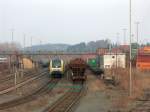 Hof Gterbahnhof am 03.03.2009 am frhen Abend. Es tut sich was in dem immer noch weitlufigen Bahnhof. Tfz ER 20-003 steht vor einem Zug und wartet auf Ausfahrt, rechts daneben scheint ein Gz eingefahren zu sein, die Zugschlusszeichen sind erkennbar. Und ganz rechts brummt das CTH, das Containerterminal das sich vermutlich bald erweitern und zusammen mit anderen Massnahmen einen grossen Logistikstandort bilden soll. Hchste Zeit, die noch erhaltenen alten Lagerhallen zu fotografieren, denn die mssen dann weichen...