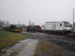 Der ER 20 rangiert bei schlechtem Wetter mit Regen und Schnee im Ebermannstdter Bahnhof herum
