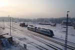 Einfahrt Plauen(Vogtl)ob. Bahnhof am 06.01.2009. 223-070 schleppt 183-001 zur  Fupflege  ins Werk nach Neumark. Dieser Morgen war knackig kalt,-13 Grad,im Hintergrund der Brensteinturm.