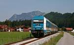 Gemtlich rollt 223 070 mit ihrem ALX 39954 von Mnchen nach Oberstdorf bei Langenwang (Schwab) dem Zielbahnhof entgegen. Im Hintergrund erhebt sich der Grnten, der sogenannte „Wchter des Allgus“.
