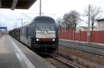 Die ER 20 - 005 (223 005-0) der PCT Altmann mit einen leeren Autotransporter durch Rathenow in Richtung Wustermark. 16.03.2010