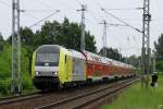 ER 20-007 der SWT befrdet den ILA-Shuttlezug durch die Wuhlheide. (12.6.2010)