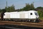 Mit dem Enercon-Zug fuhr die weie 223 141-3 der Eisenbahngesellschaft Ostfriesland Oldenburg durch Magdeburg Hbf in Richtung Magdeburg-Neustadt. Fotografiert am 14.07.2010. 