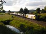 In der Abendsonne brachte ER 20 003 und 206 364-2 (ex 202 364-6) der Uwe Adam EVU GmbH Eisenach einen Heizlzug nach Reichenbach/V. Aufgenommen am 31.07.10 in Obermylau. Gefahren wird auf dem Gegengleis, weil Richtung Hof eine Gleissperrung ist. Vermutlich wegen der elektrifizierug.