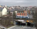 Die ganz frisch neu beklebte 223 144 (ehemals weisser Riese oder Khltruhe genannt) befhrt mit einem Containerzug den sog. Q-Bogen mitten im Stadtgebiet Hof und kommt in wenigen Augenblicken im Hofer Hbf zum stehen. Dieses Motiv gelang mir nur dank des freundlichen Entgegenkommens von Anwohnern, die mich auf ihren Dachboden liessen.....(von der Strasse aus steht man zu niedrig). Das Motiv spukte mir schon lange im Kopf rum und ich hab Verschiedenes ausprobiert. Dies Bild VON HEUTE 31.03.2011 (Sorry!) soll zusammen mit der grade seit wenigen Tagen in dem Design fahrenden Lok mein Bild Nr. 600 in dieser Bahnseite sein!