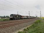 Der ER 20 005 am 28.04.2011 mit einem Autozug unterwegs bei Hebertshausen.