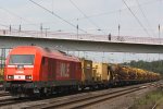 WLE 22 am 10.8.11 mit einem Bauzug bei der Durchfahrt durch Duisburg-Entenfang.