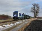 Die 223 152 mit einem Schttgutwagenzug am 20.02.2012 unterwegs bei Alttting.