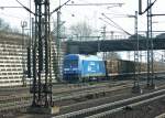 Einige Bahnsteige entfernt und nur zwischen den Masten erwischt, Herkules der Pressnitztalbahn (253 014-9) mit Holzzug in Kassel-Wilhelmshhe (3.3.2012).