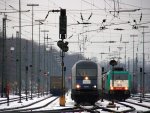 Siemens PCW7 ER20-2007 steht in Aachen-West mit einem Cargo-Moverwagen und auf dem Nebengleis steht die Cobra 2813 mit einem Kesselzug und wartet auf die Abfahrt nach Belgien bei Winterwetter am 9.12.2012.