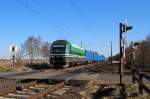 223 141 fuhr am 02.04.2013 mit einem Containerzug von Emden gen Sden, hier sdlich von Leer.