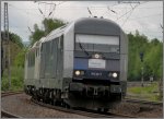 Die Siemenslok PCW 7,(Typ ER 20), unterwegs nach Aachen West. Auf berfhrungsfahrt hier zu sehen am Bahnhof in Eschweiler(Rhl). Am Haken befinden sich zwei fabrikneue Siemens E- Loks der Baureihe 19 fr die belgische Staatseisenbahn. Szenerie festgehalten im Mai 2013.
