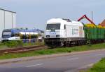 Whrend die Ola an den Bahnsteig fhrt, ist die Holzverladung in vollen Gngen. - Torgelow den 17.05.2013
