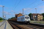 Lok 223 143 mit einem in Torgelow beladenen Holzzug durchfährt den Bahnhof Jatznick nach Pasewalk. - 01.06.2016
