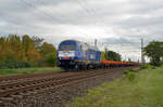 Mit einer langen Leine orangener Flachwagen der österreichischen Firma Kollenda Bahnbau rollte 223 015 der BRLL am 22.10.23 durch Greppin Richtung Dessau.