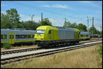 Der Alpha Trains Eurorunner ER20 (223 070-4) wartet am 15.07.2023 in Neumarkt in der Oberpfalz neben einem farblich passenden Agilis-Triebwagen auf neue Aufgaben.
