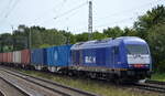 Beacon Rail Leasing Ltd. mit der  ER 20-013  [NVR:  92 80 1 223 013-4 D-BRLL ], aktueller Mieter? und Containerzug am 18.07.22 Vorbeifahrt Bahnhof Dedensen Gümmer.