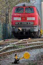 Die Diesellokomotive 225 133-8 der Saar Mosel Rail GmbH war Ende März 2022 in Hattingen abgestellt.